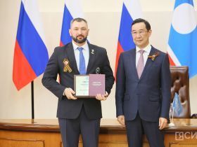 Айсен Николаев вручил дипломы выпускникам программы «Якутия – земля героев»