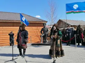 Якутяне возложили цветы к памятнику Степану Аржакову