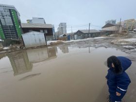 Все еще не «город белых кроссовок»: как выглядят улицы и дворы Якутска весной