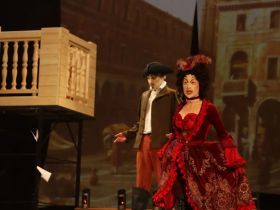 Яркая премьера комедии дель арте «Венецианские близнецы» состоялась в Русском театре