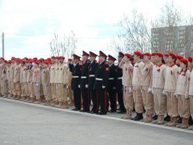 В Якутске торжественно подняли символ Знамени Победы