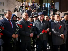 В День республики в Якутске почтили память Василия Никифорова-Кюлюмнюра
