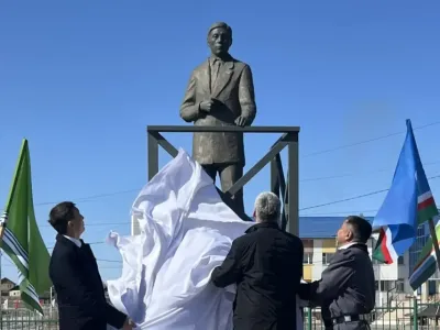 Памятник Платону Ойунскому открыли в селе Черкех Якутии