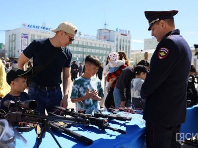 «Один день с полицией»: в Якутске развернули выставку вооружения и спецтехники