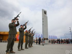Минута молчания, новобранцы и гречка: в Якутске прошла церемония памяти в честь Дня Победы