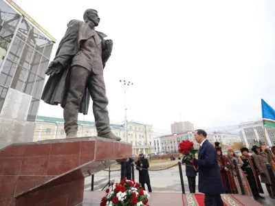 Глава Якутии возложил цветы к памятнику Платону Ойунскому