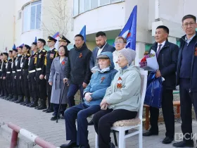 В Якутске чествовали ветерана Великой Отечественной войны в рамках акции «Поём двором»