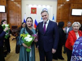 Высокие награды и почётные звания вручили якутянкам в преддверии 8 Марта