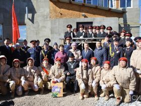 «Поём двором»: в Мархе поздравили 102-летнего ветерана Наума Слепцова