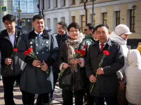 В День республики в Якутске почтили память Василия Никифорова-Кюлюмнюра