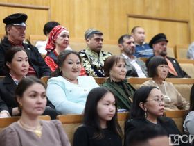 В Якутске провели торжественное заседание общественности ко Дню республики