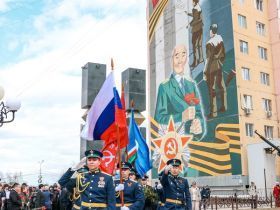 Якутяне возложили цветы к мемориальному комплексу «Солдат Туймаады»