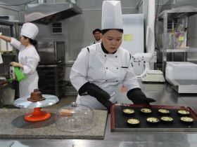 Участники «Вкуса Севера» приготовили меренгу с таежными ягодами и рыбные мини-пироги