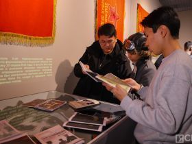 Работы фронтовых фотографов и художника показали в Якутске