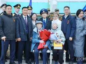 В Якутске чествовали ветерана Великой Отечественной войны в рамках акции «Поём двором»