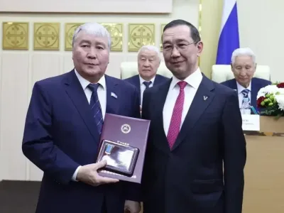 Айсен Николаев поздравил первого вице-спикера парламента Александра Жиркова с 70-летием