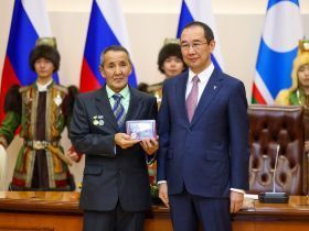 Айсен Николаев вручил государственные награды отличившимся якутянам