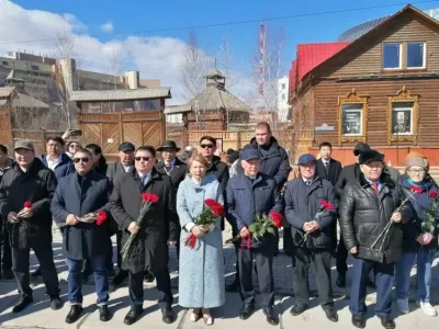 Якутяне возложили цветы к памятнику Степану Аржакову