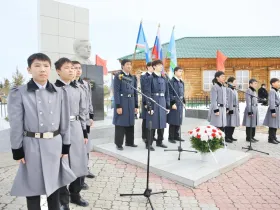 Айсен Николаев возложил цветы к памятнику Илье Винокурову в Намском улусе
