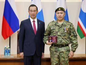 В преддверии Дня защитника Отечества Айсен Николаев вручил госнаграды участникам СВО