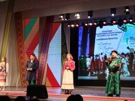 В День народного единства в Якутске юным якутянам вручили первые паспорта