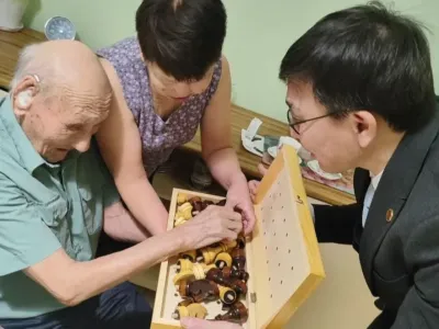 Ветерана войны, 101-летнего Наума Слепцова поздравили с наступающим Новым годом