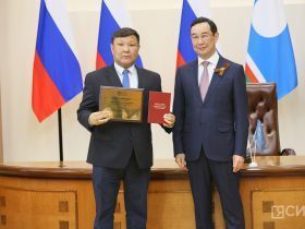 Айсен Николаев вручил дипломы выпускникам программы «Якутия – земля героев»