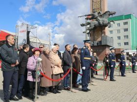 В Якутске торжественно подняли символ Знамени Победы