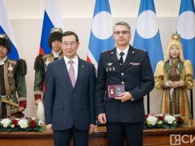 Айсен Николаев вручил государственные награды в честь Дня республики