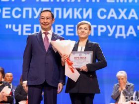 Айсен Николаев наградил 50 якутян премией «Человек труда»