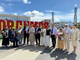 Большой семейный вальс станцевали на площади Республики в Якутске