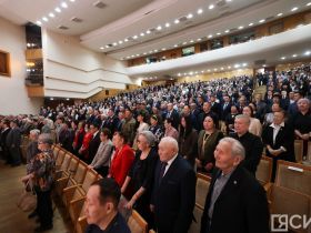 В Якутске провели торжественное заседание общественности ко Дню республики