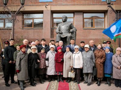 В День республики в Якутске почтили память Василия Никифорова-Кюлюмнюра