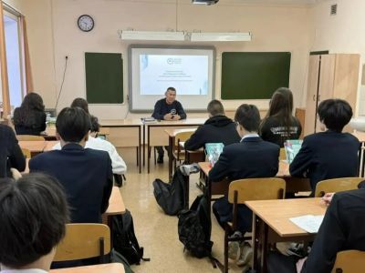 Курсанты программы «Якутия – Земля героев» рассказали школьникам о блокаде Ленинграда и патриотизме