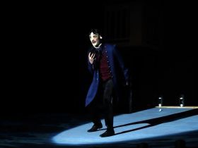 Яркая премьера комедии дель арте «Венецианские близнецы» состоялась в Русском театре