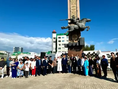 В день 82-й годовщины Курской битвы на площади Победы Якутска возложили цветы