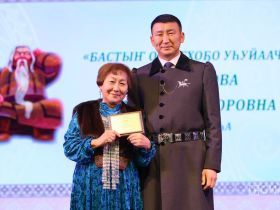 На открытии Декады Олонхо наградили лучших носителей традиционной культуры
