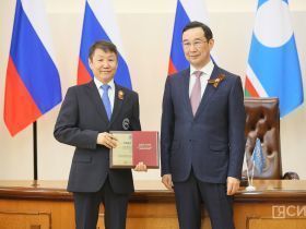 Айсен Николаев вручил дипломы выпускникам программы «Якутия – земля героев»