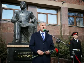 В День республики в Якутске почтили память Василия Никифорова-Кюлюмнюра
