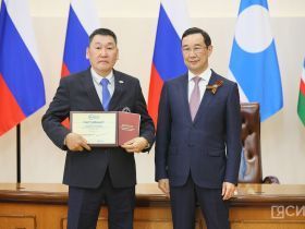 Айсен Николаев вручил дипломы выпускникам программы «Якутия – земля героев»