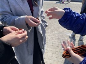 Георгиевские ленточки начали раздавать в Якутске