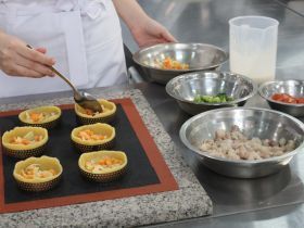 Участники «Вкуса Севера» приготовили меренгу с таежными ягодами и рыбные мини-пироги