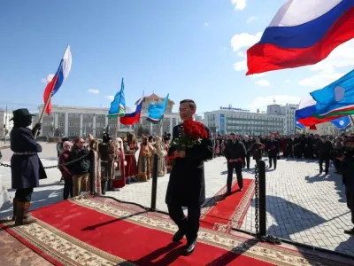 Глава Якутии возложил цветы к памятнику Платону Ойунскому