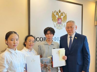 Якутского школьника, победившего в конкурсе рисунков, поздравил сенатор Сахамин Афанасьев