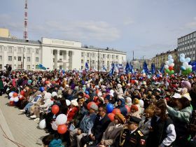 В Якутске чествовали трудовые династии, лауреатов премии и ветеранов профсоюзного движения