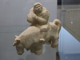 Живописец Федот Макаров подарил НХМ картины якутского снайпера и охотника