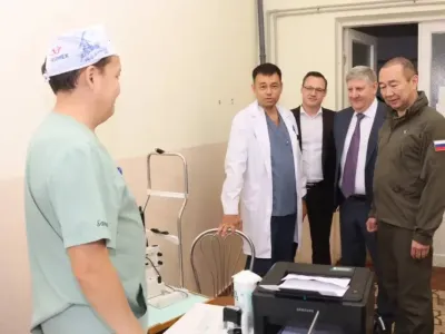 Айсен Николаев в Докучаевске встретился с медиками из Якутии