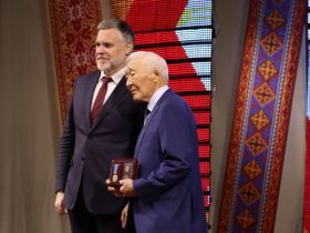 В День народного единства в Якутске юным якутянам вручили первые паспорта