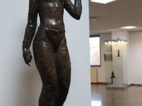 Живописец Федот Макаров подарил НХМ картины якутского снайпера и охотника