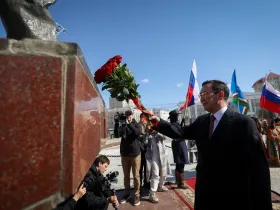 Глава Якутии возложил цветы к памятнику Платону Ойунскому